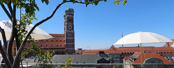 Über den Dächern Münchens kann man auf schönen Terrassen mit Blick auf die Frauenkirche speisen  (©Foto: Martin Schmitz)